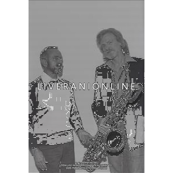 NEG-RETROSPETTIVA GERRY MULLIGAN SASSOFONISTA-COMPOSITORE E ARRANGIATORE STATUNITENSE NELLA FOTO GERRY MULLIGAN A VENEZIA NELL\'ANNO 1974 CON ASTOR PIAZZOLLA AG GIOVANNI LIVERANI-AG ALDO LIVERANI SAS