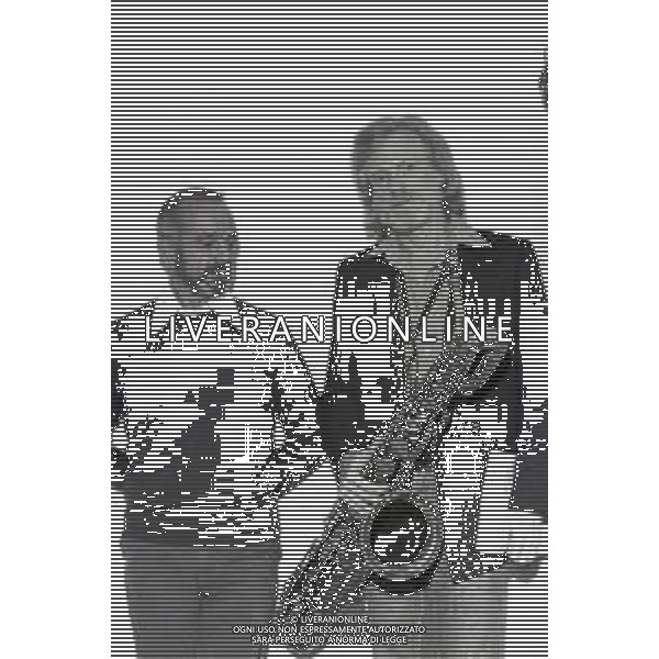 NEG-RETROSPETTIVA GERRY MULLIGAN SASSOFONISTA-COMPOSITORE E ARRANGIATORE STATUNITENSE NELLA FOTO GERRY MULLIGAN A VENEZIA NELL\'ANNO 1974 CON ASTOR PIAZZOLLA AG GIOVANNI LIVERANI-AG ALDO LIVERANI SAS