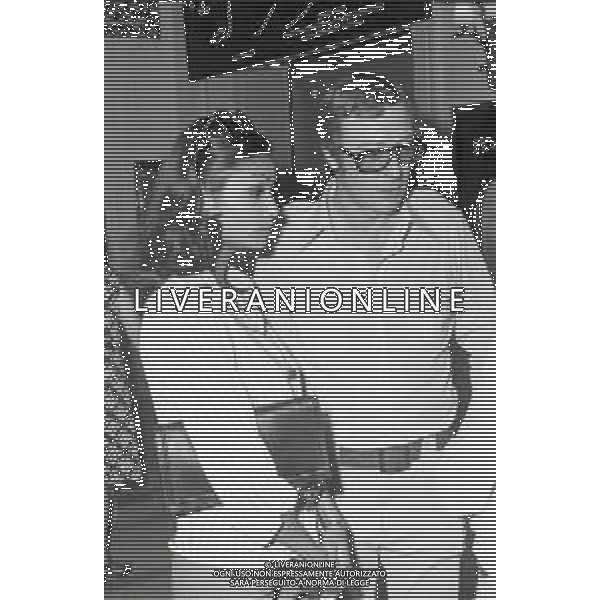 NEG-RETROSPETTIVA MICHAEL CAINE ATTORE NELLA FOTO MICHAEL CAINE A CANNES CON LA MOGLIE SHAKIRA NELL\'ANNO 1975 AG ALDO LIVERANI SAS