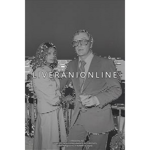 NEG-RETROSPETTIVA MICHAEL CAINE ATTORE NELLA FOTO MICHAEL CAINE A CANNES CON LA MOGLIE SHAKIRA NELL\'ANNO 1975 AG ALDO LIVERANI SAS