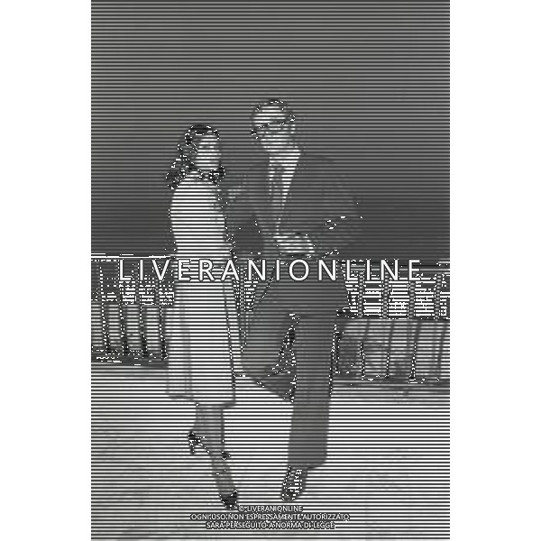 NEG-RETROSPETTIVA MICHAEL CAINE ATTORE NELLA FOTO MICHAEL CAINE A CANNES CON LA MOGLIE SHAKIRA NELL\'ANNO 1975 AG ALDO LIVERANI SAS