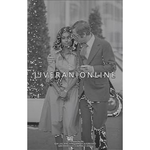 NEG-RETROSPETTIVA MICHAEL CAINE ATTORE NELLA FOTO MICHAEL CAINE A CANNES CON LA MOGLIE SHAKIRA NELL\'ANNO 1975 AG ALDO LIVERANI SAS