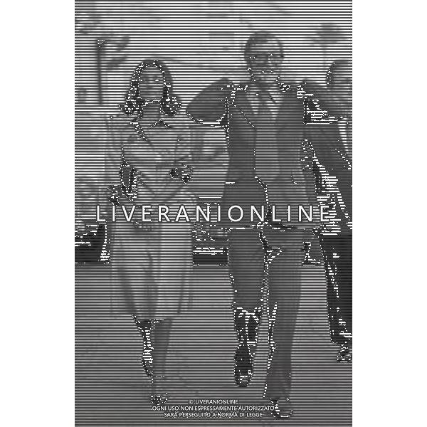 NEG-RETROSPETTIVA MICHAEL CAINE ATTORE NELLA FOTO MICHAEL CAINE A CANNES CON LA MOGLIE SHAKIRA NELL\'ANNO 1975 AG ALDO LIVERANI SAS