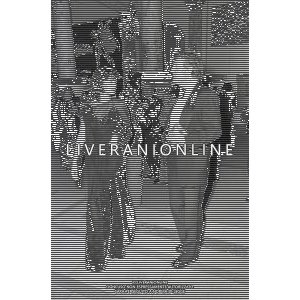 NEG-RETROSPETTIVA SYLVIA KRISTEL ATTRICE NELLA FOTO SYLVIA KRISTEL A CANNES NELL\'ANNO 1976 CON HUGO KLAUS AG ALDO LIVERANI SAS