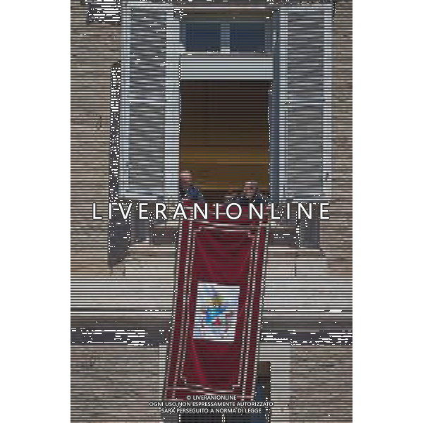 Citta\' del Vaticano 25-05-2025 Papa Leone XIV benedice i fedeli e i pellegrini riuniti in Piazza San Pietro per la preghiera del Regina Coeli a mezzogiorno Nella Foto: Papa Leone XIV foto Andrea Bracaglia-Ag Aldo Liverani sas