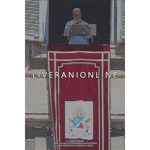 Citta\' del Vaticano 25-05-2025 Papa Leone XIV benedice i fedeli e i pellegrini riuniti in Piazza San Pietro per la preghiera del Regina Coeli a mezzogiorno Nella Foto: Papa Leone XIV foto Andrea Bracaglia-Ag Aldo Liverani sas