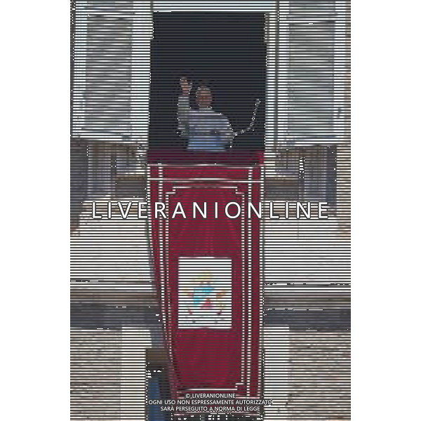 Citta\' del Vaticano 25-05-2025 Papa Leone XIV benedice i fedeli e i pellegrini riuniti in Piazza San Pietro per la preghiera del Regina Coeli a mezzogiorno Nella Foto: Papa Leone XIV foto Andrea Bracaglia-Ag Aldo Liverani sas