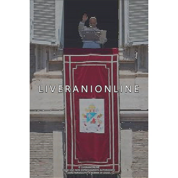 Citta\' del Vaticano 25-05-2025 Papa Leone XIV benedice i fedeli e i pellegrini riuniti in Piazza San Pietro per la preghiera del Regina Coeli a mezzogiorno Nella Foto: Papa Leone XIV foto Andrea Bracaglia-Ag Aldo Liverani sas