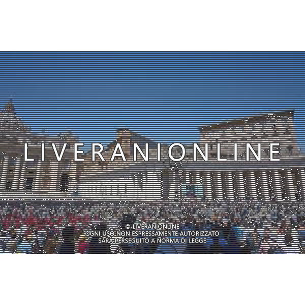 Citta\' del Vaticano 25-05-2025 Papa Leone XIV benedice i fedeli e i pellegrini riuniti in Piazza San Pietro per la preghiera del Regina Coeli a mezzogiorno Nella Foto: Papa Leone XIV foto Andrea Bracaglia-Ag Aldo Liverani sas