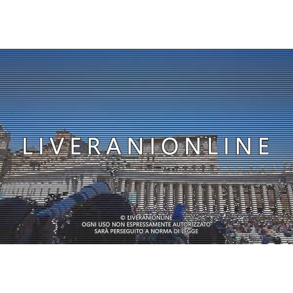 Citta\' del Vaticano 25-05-2025 Papa Leone XIV benedice i fedeli e i pellegrini riuniti in Piazza San Pietro per la preghiera del Regina Coeli a mezzogiorno Nella Foto: Papa Leone XIV foto Andrea Bracaglia-Ag Aldo Liverani sas