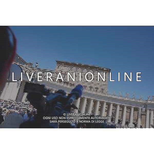 Citta\' del Vaticano 25-05-2025 Papa Leone XIV benedice i fedeli e i pellegrini riuniti in Piazza San Pietro per la preghiera del Regina Coeli a mezzogiorno Nella Foto: Papa Leone XIV foto Andrea Bracaglia-Ag Aldo Liverani sas