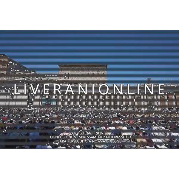 Citta\' del Vaticano 25-05-2025 Papa Leone XIV benedice i fedeli e i pellegrini riuniti in Piazza San Pietro per la preghiera del Regina Coeli a mezzogiorno Nella Foto: Papa Leone XIV foto Andrea Bracaglia-Ag Aldo Liverani sas