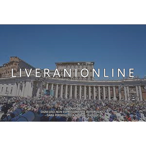 Citta\' del Vaticano 25-05-2025 Papa Leone XIV benedice i fedeli e i pellegrini riuniti in Piazza San Pietro per la preghiera del Regina Coeli a mezzogiorno Nella Foto: Papa Leone XIV foto Andrea Bracaglia-Ag Aldo Liverani sas