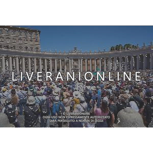 Citta\' del Vaticano 25-05-2025 Papa Leone XIV benedice i fedeli e i pellegrini riuniti in Piazza San Pietro per la preghiera del Regina Coeli a mezzogiorno Nella Foto: Papa Leone XIV foto Andrea Bracaglia-Ag Aldo Liverani sas