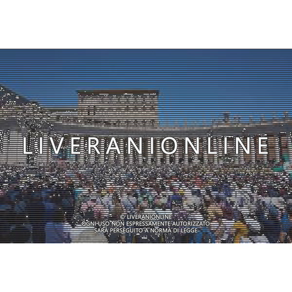 Citta\' del Vaticano 25-05-2025 Papa Leone XIV benedice i fedeli e i pellegrini riuniti in Piazza San Pietro per la preghiera del Regina Coeli a mezzogiorno Nella Foto: Papa Leone XIV foto Andrea Bracaglia-Ag Aldo Liverani sas
