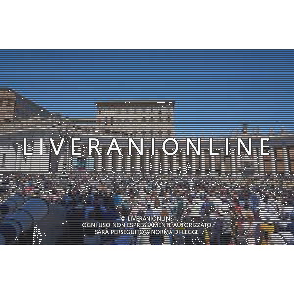 Citta\' del Vaticano 25-05-2025 Papa Leone XIV benedice i fedeli e i pellegrini riuniti in Piazza San Pietro per la preghiera del Regina Coeli a mezzogiorno Nella Foto: Papa Leone XIV foto Andrea Bracaglia-Ag Aldo Liverani sas