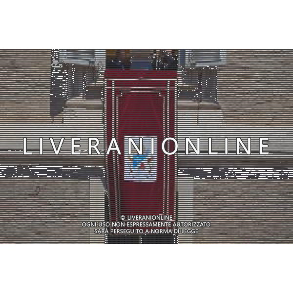 Citta\' del Vaticano 25-05-2025 Papa Leone XIV benedice i fedeli e i pellegrini riuniti in Piazza San Pietro per la preghiera del Regina Coeli a mezzogiorno Nella Foto: Papa Leone XIV foto Andrea Bracaglia-Ag Aldo Liverani sas