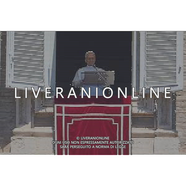 Citta\' del Vaticano 25-05-2025 Papa Leone XIV benedice i fedeli e i pellegrini riuniti in Piazza San Pietro per la preghiera del Regina Coeli a mezzogiorno Nella Foto: Papa Leone XIV foto Andrea Bracaglia-Ag Aldo Liverani sas