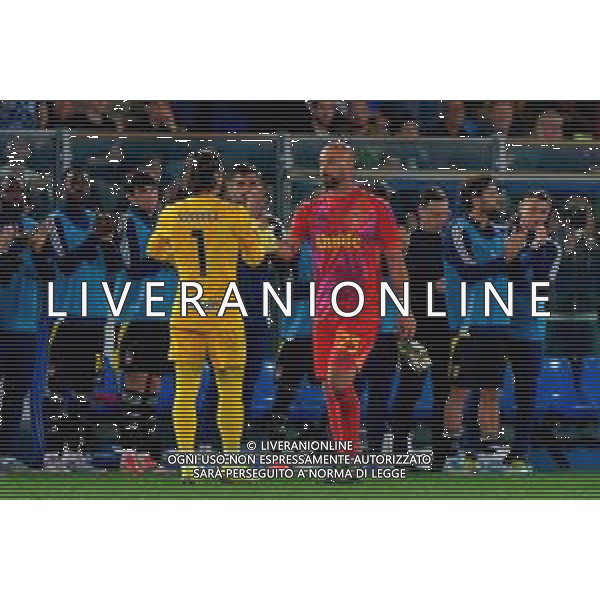 TVEM May 23, 2025 Como, Italy - Como 1907 vs FC Inter - Italian soccer serie A 2024/25 - Giuseppe Sinigaglia Stadium. In the pic: Yann Sommer of FC Inter and Pepe Reina of Como 1907 ©TVEM Emmanuele Mastrodonato - AGENZIA ALDO LIVERANI SAS