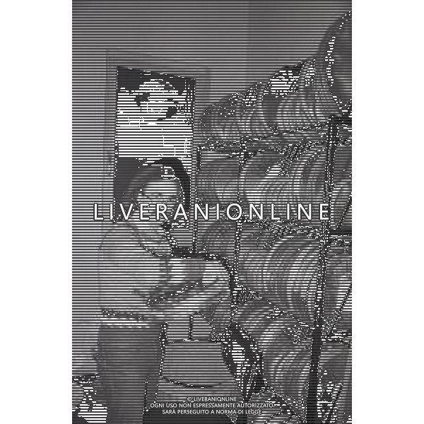 NEG-RETROSPETTIVA MAURIZIO NICHETTI ATTORE NELLA FOTO MAURIZIO NICHETTI NELL\'ANNO 1979 A MILANO NEGLI STUDI DI BRUNO BOZZETTO AG ALDO LIVERANI SAS 