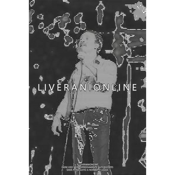 NEG-RETROSPETTIVA UMBERTO BALSAMO CANTANTE NELLA FOTO UMBERTO BALSAMO AL FESTIVALBAR A VERONA NELL\'ANNO 1980 AG ALDO LIVERANI SAS 