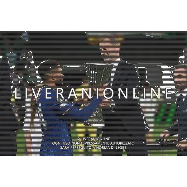 TVRG Real Betis vs Chelsea nella foto Reece James (Chelsea) SX riceve da Aleksander Ceferin presidente UEFA DX la coppa della UEFA Conference League Wroclaw (POL) 28-05-2025 Stadio municipale - Tarczynski Arena UEFA Conference League - finale foto Roberto Garavaglia/Agenzia Aldo Liverani sas