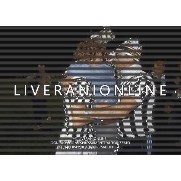 Juventus - Liverpool finale Champions League Stadio Heysel di Bruxelles 29/05/1985 nella foto esultanza festeggiamenti a fine gara di Zbigniew Boniek con i tifosi ph archivio agenzia aldo liverani