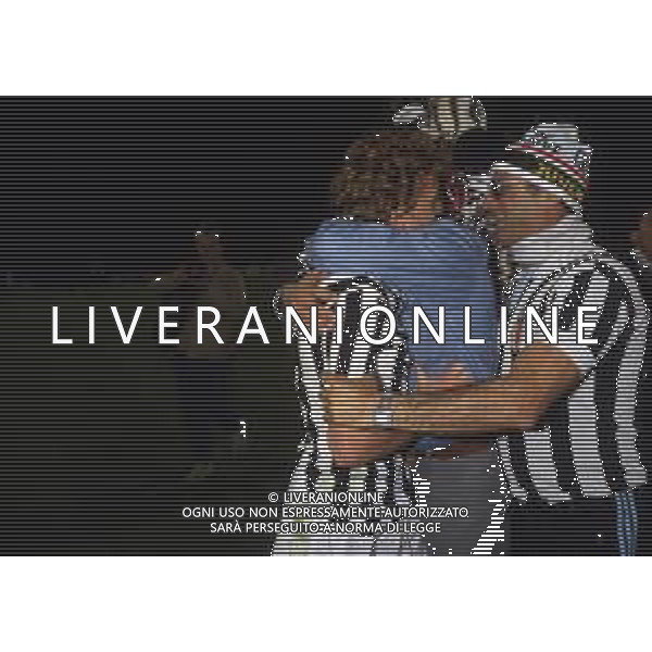 29-05-1985 STADIO HEYSEL FINALE DI COPPA DEI CAMPIONI JUVENTUS LIVERPOOL NELLA FOTO ABBRACCI GIOCATORI AG ALDO LIVERANI SAS