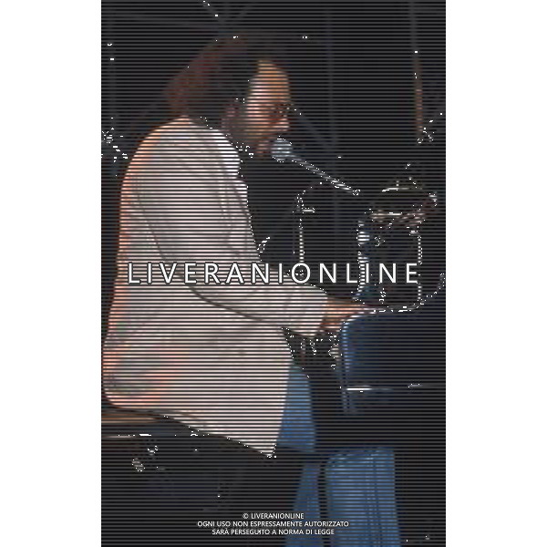 DIAP-RETROSPETTIVA ANTONELLO VENDITTI CANTANTE NELLA FOTO ANTONELLO VENDITTI A SAINT VINCENT ESTATE NELL\'ANNO 1983 AG ALDO LIVERANI SAS