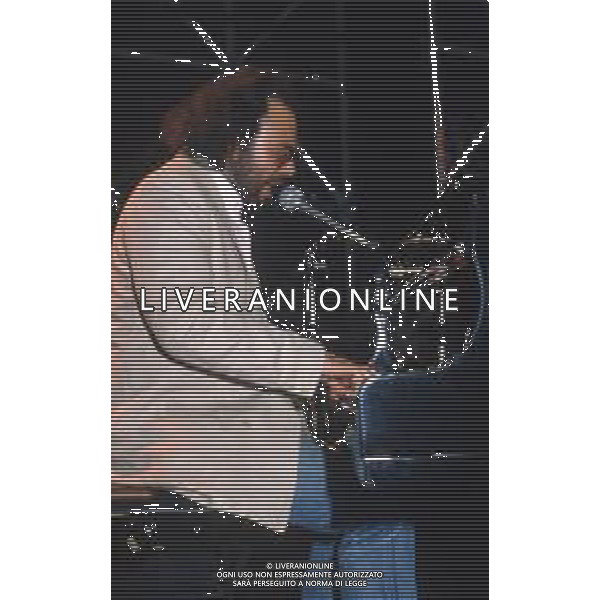 DIAP-RETROSPETTIVA ANTONELLO VENDITTI CANTANTE NELLA FOTO ANTONELLO VENDITTI A SAINT VINCENT ESTATE NELL\'ANNO 1983 AG ALDO LIVERANI SAS