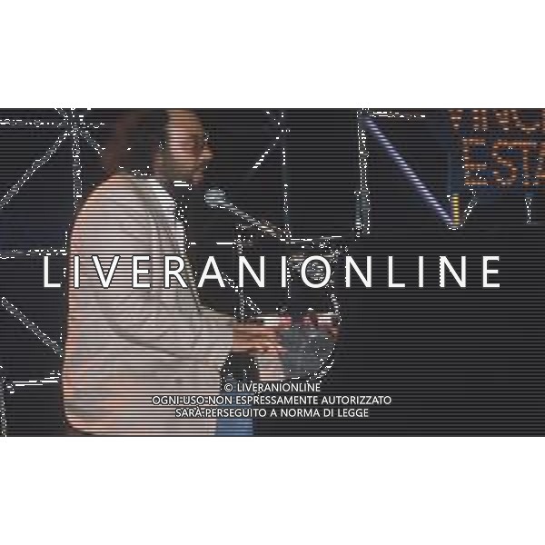 DIAP-RETROSPETTIVA ANTONELLO VENDITTI CANTANTE NELLA FOTO ANTONELLO VENDITTI A SAINT VINCENT ESTATE NELL\'ANNO 1983 AG ALDO LIVERANI SAS