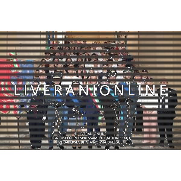 IMOLA 02 06 2025 scalone Androne Comunale: deposizione di una corona alla lapide dell\'Albo d\'Oro E consegna della Costituzione italiana ai giovani cittadini imolesi che nel 2025 compiono 18 anni e concerto della Filarmonica imolese. NELLA FOTO SINDACO MARCO PANIERI FORZE DELL\'ORDINE E STUDENTI PREMIATI ©SANNA - AGENZIA ALDO LIVERANI SAS