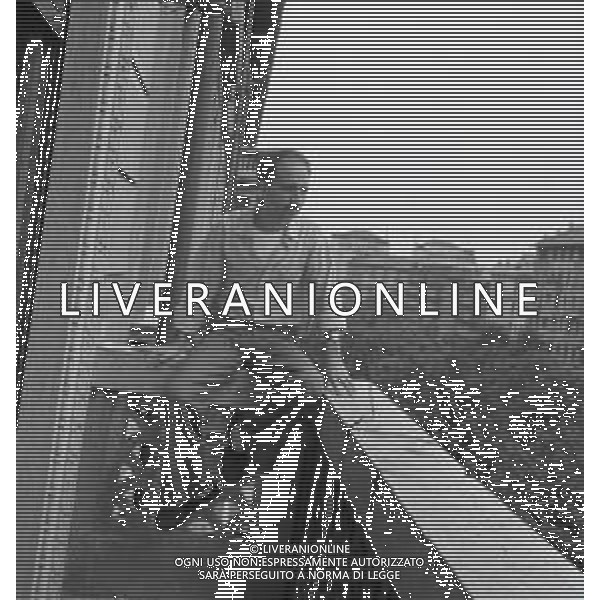 NEG-RETROSPETTIVA UMBERTO BALSAMO CANTANTE NELLA FOTO UMBERTO BALSANO A MILANO NELL\'ANNO 1979 AG ALDO LIVERANI SAS