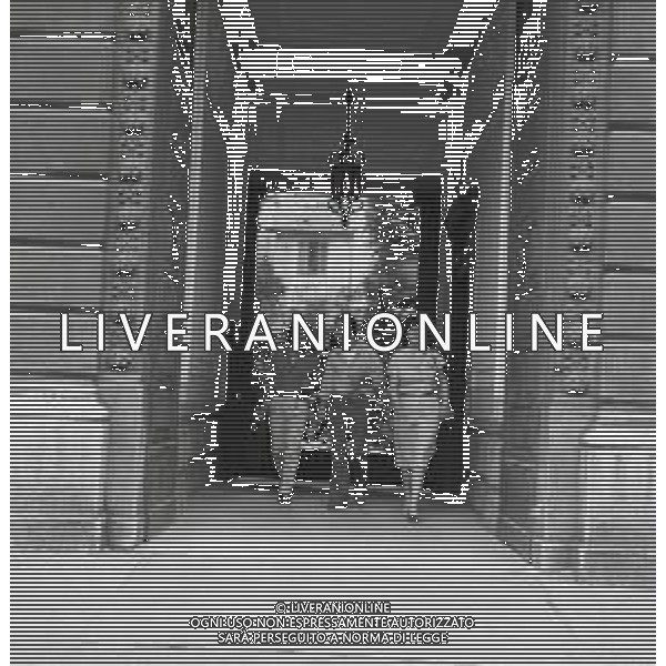 NEG-RETROSPETTIVA UMBERTO BALSAMO CANTANTE NELLA FOTO UMBERTO BALSANO A MILANO NELL\'ANNO 1979 AG ALDO LIVERANI SAS
