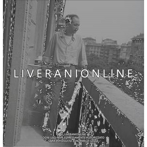 NEG-RETROSPETTIVA UMBERTO BALSAMO CANTANTE NELLA FOTO UMBERTO BALSANO A MILANO NELL\'ANNO 1979 AG ALDO LIVERANI SAS