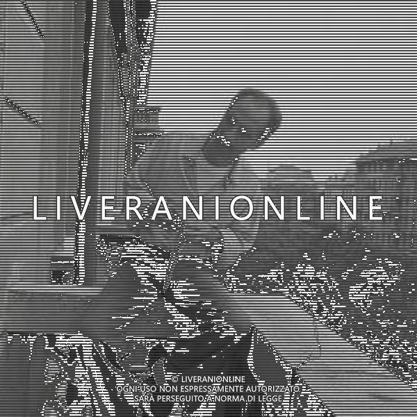 NEG-RETROSPETTIVA UMBERTO BALSAMO CANTANTE NELLA FOTO UMBERTO BALSANO A MILANO NELL\'ANNO 1979 AG ALDO LIVERANI SAS