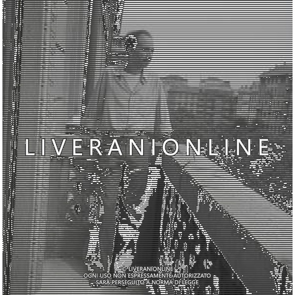 NEG-RETROSPETTIVA UMBERTO BALSAMO CANTANTE NELLA FOTO UMBERTO BALSANO A MILANO NELL\'ANNO 1979 AG ALDO LIVERANI SAS
