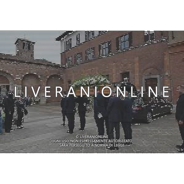 TVRG Funerale Pellegrini nella foto arrivo del feretro in basilica Milano 04-06-2025 Funerale di Ernesto Pellegrini presso la Basilica di Sant\'Ambrogio foto Roberto Garavaglia/Agenzia Aldo Liverani sas