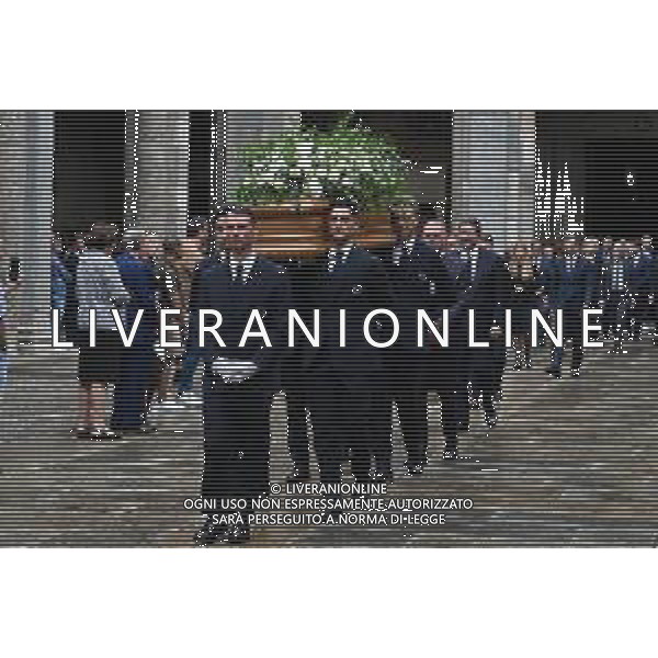 TVRG Funerale Pellegrini nella foto uscita del feretro Milano 04-06-2025 Funerale di Ernesto Pellegrini presso la Basilica di Sant\'Ambrogio foto Roberto Garavaglia/Agenzia Aldo Liverani sas