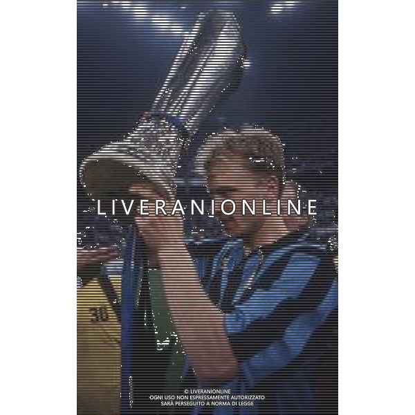 DIAP-RETROSPETTIVA DENNIS BERGKAMP CALCIATORE NELLA FOTO DENNIS BERGKAMP CON LA COPPA UEFA A MILANO STADIO SAN SIRO IL GIORNO 11-05-1994 AG ALDO LIVERANI SAS
