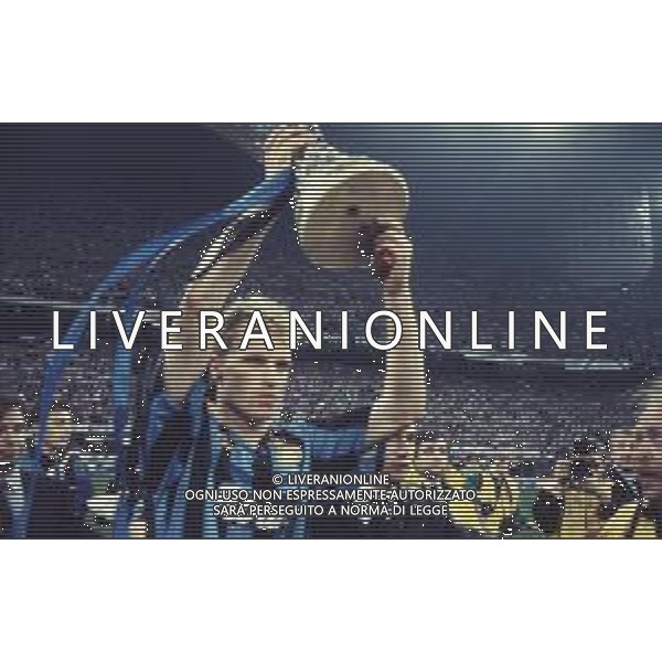 DIAP-RETROSPETTIVA DENNIS BERGKAMP CALCIATORE NELLA FOTO DENNIS BERGKAMP CON LA COPPA UEFA A MILANO STADIO SAN SIRO IL GIORNO 11-05-1994 AG ALDO LIVERANI SAS
