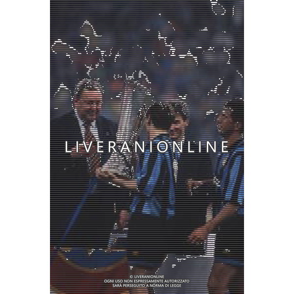 DIAP-RETROSPETTIVA DENNIS BERGKAMP CALCIATORE NELLA FOTO DENNIS BERGKAMP CON LA COPPA UEFA A MILANO STADIO SAN SIRO IL GIORNO 11-05-1994 AG ALDO LIVERANI SAS