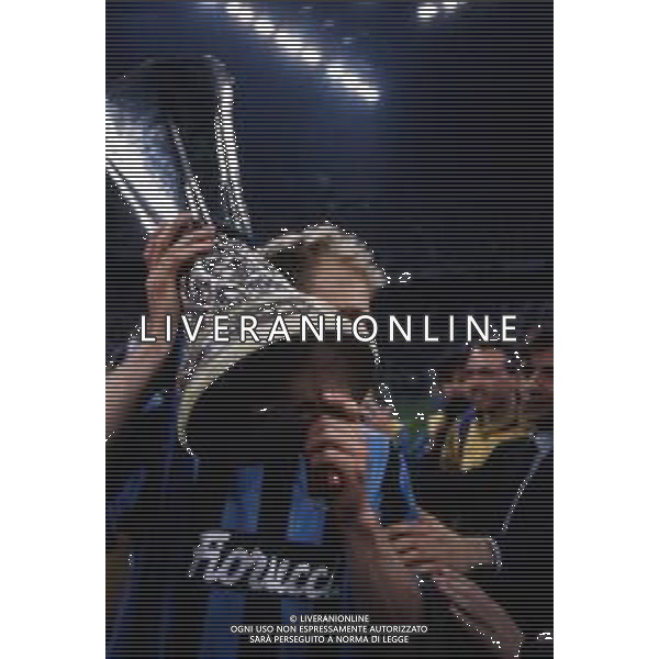 DIAP-RETROSPETTIVA DENNIS BERGKAMP CALCIATORE NELLA FOTO DENNIS BERGKAMP CON LA COPPA UEFA A MILANO STADIO SAN SIRO IL GIORNO 11-05-1994 AG ALDO LIVERANI SAS