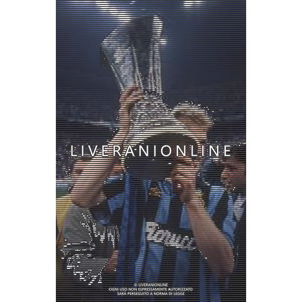 DIAP-RETROSPETTIVA DENNIS BERGKAMP CALCIATORE NELLA FOTO DENNIS BERGKAMP CON LA COPPA UEFA A MILANO STADIO SAN SIRO IL GIORNO 11-05-1994 AG ALDO LIVERANI SAS