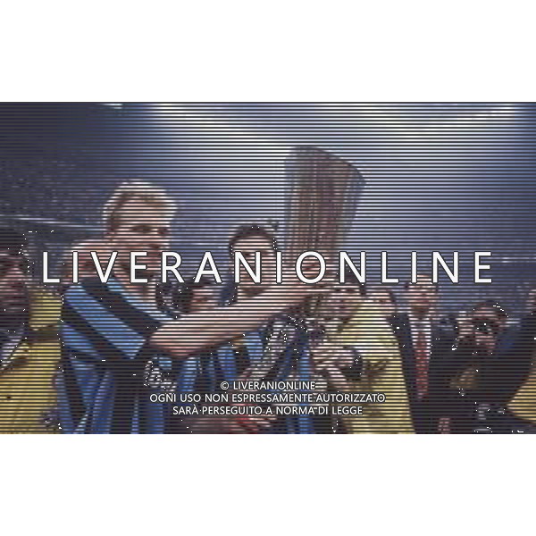 DIAP-RETROSPETTIVA DENNIS BERGKAMP CALCIATORE NELLA FOTO DENNIS BERGKAMP CON WIM JONK E LA COPPA UEFA A MILANO STADIO SAN SIRO IL GIORNO 11-05-1994 AG ALDO LIVERANI SAS