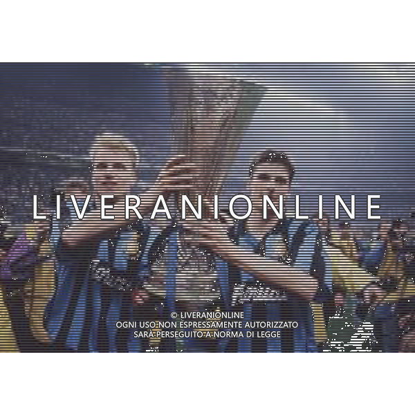 DIAP-RETROSPETTIVA DENNIS BERGKAMP CALCIATORE NELLA FOTO DENNIS BERGKAMP CON WIM JONK E LA COPPA UEFA A MILANO STADIO SAN SIRO IL GIORNO 11-05-1994 AG ALDO LIVERANI SAS