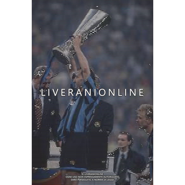 DIAP-RETROSPETTIVA SERGIO BATTISTINI CALCIATORE NELLA FOTO SERGIO BATTISTINI CON LA COPPA UEFA A MILANO STADIO SAN SIRO IL GIORNO 11-05-1994 AG ALDO LIVERANI SAS