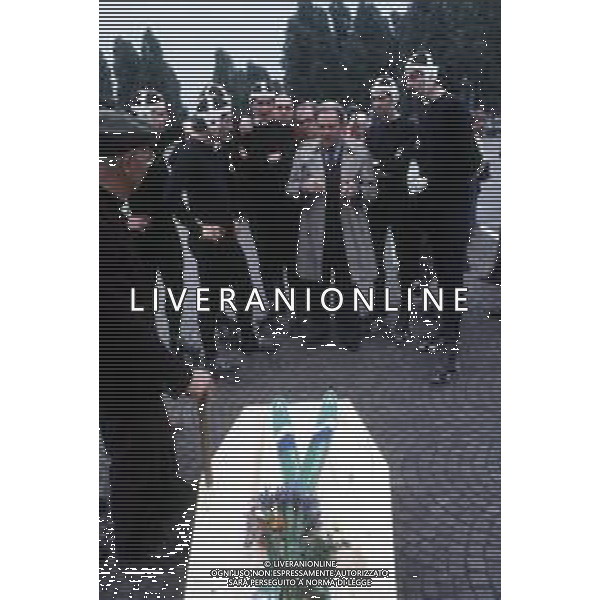 DIAP-RETROSPETTIVA UGO TOGNAZZI ATTORE NELLA FOTO UGO TOGNAZZI SUL SET DEL FILM “CATTIVI PENSIERI “ GIRATO A MILANO SL PIAZZALE DEL CIMITERO MONUMENTALE NELL\'ANNO 1976 AG ALDO LIVERANI SAS