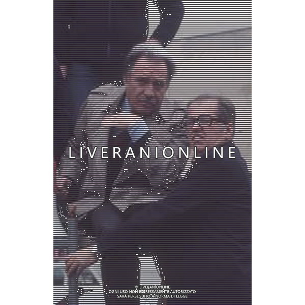 DIAP-RETROSPETTIVA UGO TOGNAZZI ATTORE NELLA FOTO UGO TOGNAZZI SUL SET DEL FILM “CATTIVI PENSIERI “ GIRATO A MILANO SL PIAZZALE DEL CIMITERO MONUMENTALE NELL\'ANNO 1976 AG ALDO LIVERANI SAS
