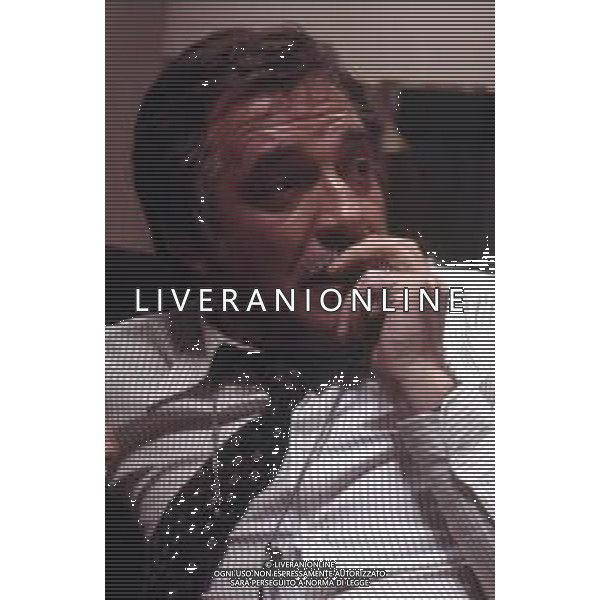 DIAP-RETROSPETTIVA UGO TOGNAZZI ATTORE NELLA FOTO UGO TOGNAZZI SUL SET DEL FILM “CATTIVI PENSIERI “ GIRATO A MILANO SL PIAZZALE DEL CIMITERO MONUMENTALE NELL\'ANNO 1976 AG ALDO LIVERANI SAS